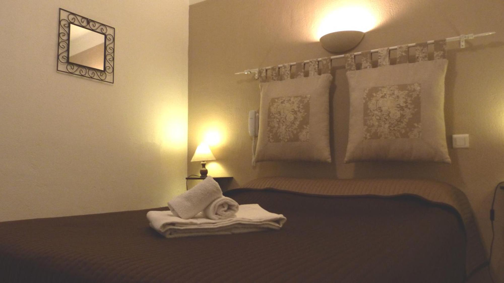 Hotel Lou Garbin Saint-Laurent-dʼAigouze Habitación foto