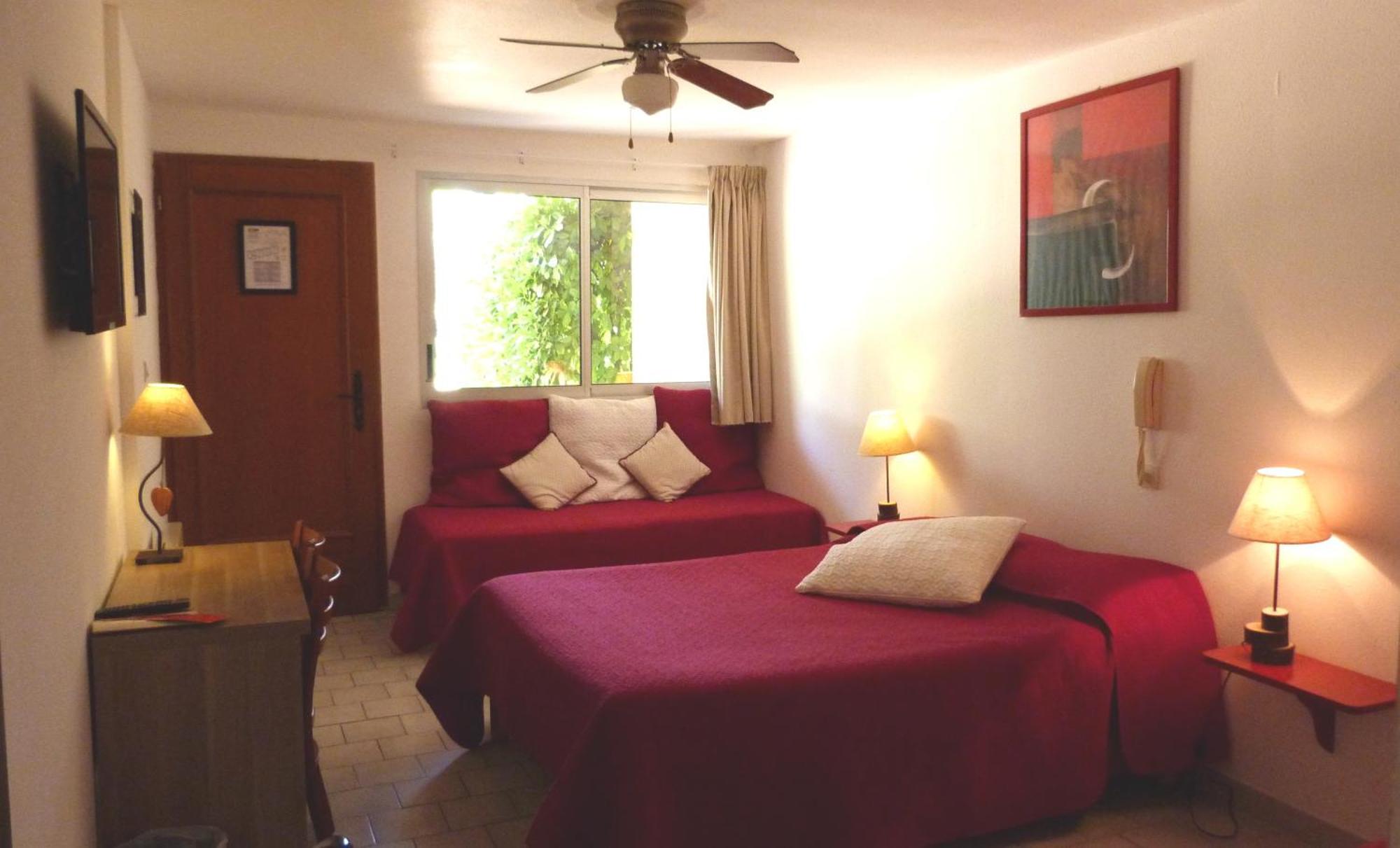 Hotel Lou Garbin Saint-Laurent-dʼAigouze Habitación foto